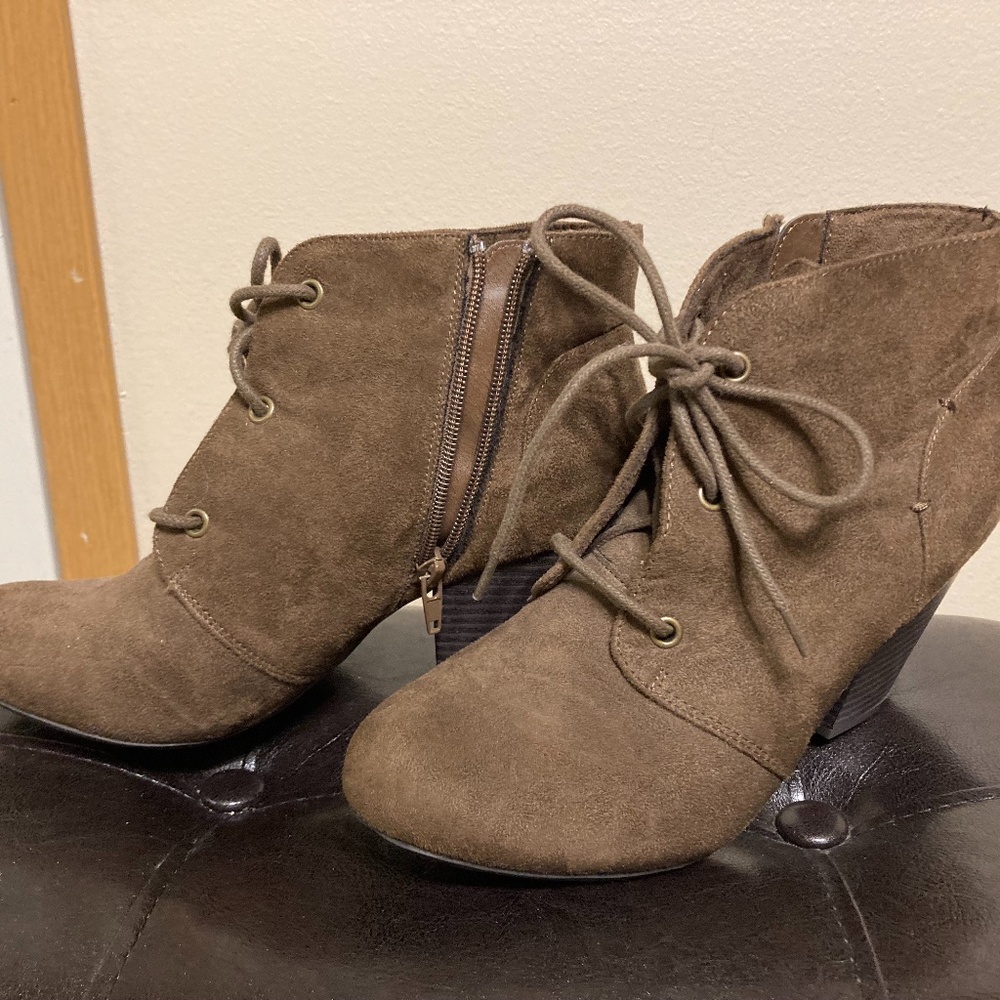 Dark brown heeled shoes.
